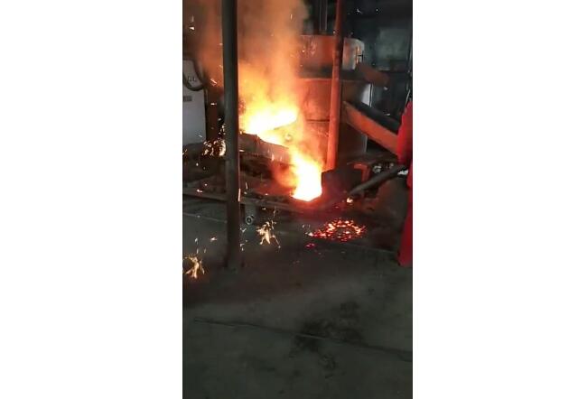電弧爐冶煉現(xiàn)場視頻